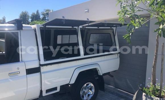 Acheter Occasion Voiture Toyota Land Cruiser Blanc à Lusaka, Zambie Acheter Occasion Voiture Toyota Land Cruiser Blanc à Lusaka, Zambie
