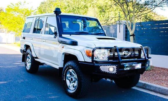 Acheter Occasion Voiture Toyota Land Cruiser Blanc à Livingstone, Zambie Acheter Occasion Voiture Toyota Land Cruiser Blanc à Livingstone, Zambie
