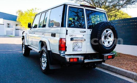 Acheter Occasion Voiture Toyota Land Cruiser Blanc à Livingstone, Zambie Acheter Occasion Voiture Toyota Land Cruiser Blanc à Livingstone, Zambie