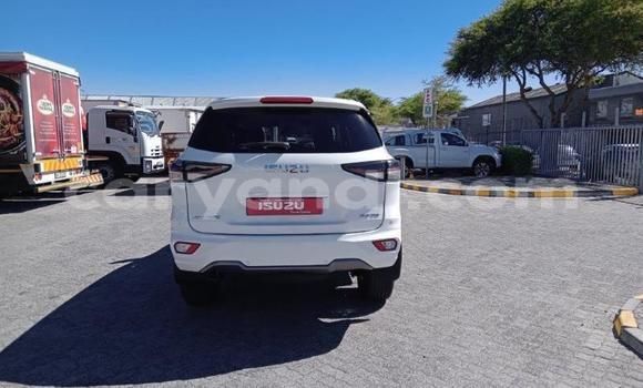 Acheter Occasion Voiture Isuzu MU-X Blanc à Livingstone, Zambie Acheter Occasion Voiture Isuzu MU-X Blanc à Livingstone, Zambie