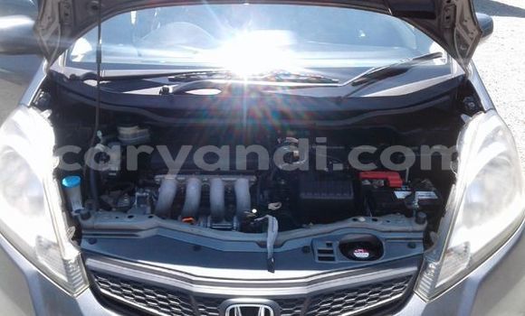 Nunua Ilio tumika Honda Jazz Fedha Gari ndani ya Livingstone nchini Zambia Nunua Ilio tumika Honda Jazz Fedha Gari ndani ya Livingstone nchini Zambia