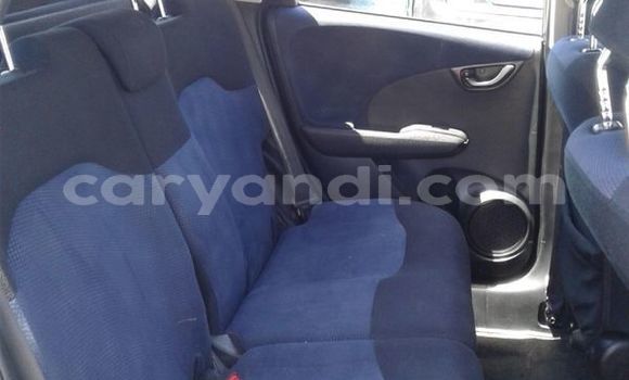 Nunua Ilio tumika Honda Jazz Fedha Gari ndani ya Livingstone nchini Zambia Nunua Ilio tumika Honda Jazz Fedha Gari ndani ya Livingstone nchini Zambia