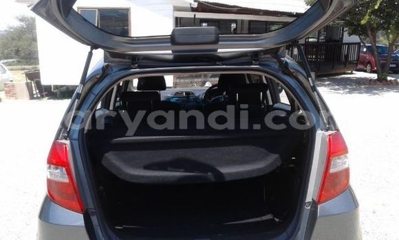 Nunua Ilio tumika Honda Jazz Fedha Gari ndani ya Livingstone nchini Zambia Nunua Ilio tumika Honda Jazz Fedha Gari ndani ya Livingstone nchini Zambia