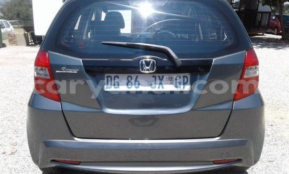 Nunua Ilio tumika Honda Jazz Fedha Gari ndani ya Livingstone nchini Zambia Nunua Ilio tumika Honda Jazz Fedha Gari ndani ya Livingstone nchini Zambia