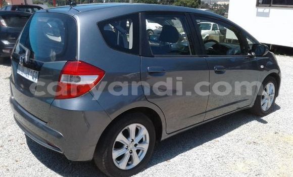 Nunua Ilio tumika Honda Jazz Fedha Gari ndani ya Livingstone nchini Zambia Nunua Ilio tumika Honda Jazz Fedha Gari ndani ya Livingstone nchini Zambia