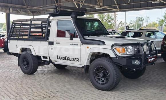 Nunua Ilio tumika Toyota Land Cruiser Nyeupe Gari ndani ya Livingstone nchini Zambia