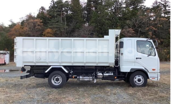 Tenga Tsaru Mitsubishi Fuso Chena Rori in Livingstone in Zambia Tenga Tsaru Mitsubishi Fuso Chena Rori in Livingstone in Zambia
