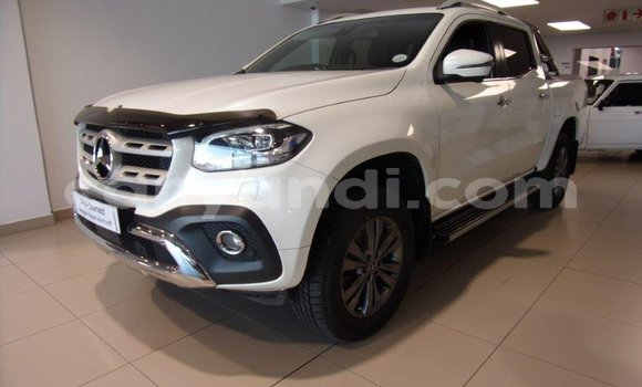 Buy Used Mercedes‒Benz 250 White Car in Lusaka in Zambia