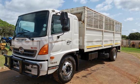 Nunua Ilio tumika Hino 300 Series Nyeupe Lori ndani ya Limulunga nchini Magharibi Nunua Ilio tumika Hino 300 Series Nyeupe Lori ndani ya Limulunga nchini Magharibi