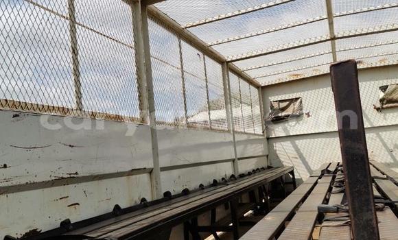 Nunua Ilio tumika Hino 300 Series Nyeupe Lori ndani ya Limulunga nchini Magharibi Nunua Ilio tumika Hino 300 Series Nyeupe Lori ndani ya Limulunga nchini Magharibi