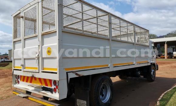 Nunua Ilio tumika Hino 300 Series Nyeupe Lori ndani ya Limulunga nchini Magharibi Nunua Ilio tumika Hino 300 Series Nyeupe Lori ndani ya Limulunga nchini Magharibi