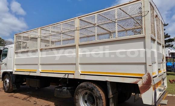 Nunua Ilio tumika Hino 300 Series Nyeupe Lori ndani ya Limulunga nchini Magharibi Nunua Ilio tumika Hino 300 Series Nyeupe Lori ndani ya Limulunga nchini Magharibi