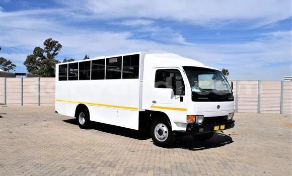 Acheter Occasion Utilitaire Nissan UD Blanc à Livingstone, Zambie Acheter Occasion Utilitaire Nissan UD Blanc à Livingstone, Zambie