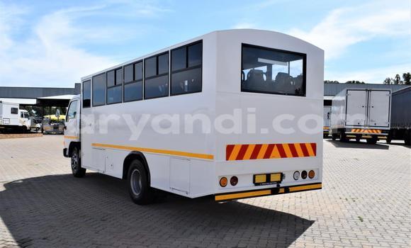 Acheter Occasion Utilitaire Nissan UD Blanc à Livingstone, Zambie Acheter Occasion Utilitaire Nissan UD Blanc à Livingstone, Zambie