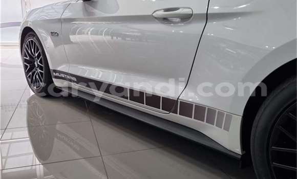 Acheter Occasion Voiture Ford Mustang Blanc à Livingstone, Zambie Acheter Occasion Voiture Ford Mustang Blanc à Livingstone, Zambie