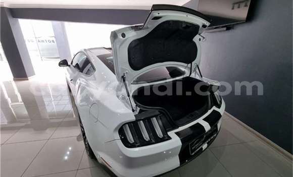 Acheter Occasion Voiture Ford Mustang Blanc à Livingstone, Zambie Acheter Occasion Voiture Ford Mustang Blanc à Livingstone, Zambie