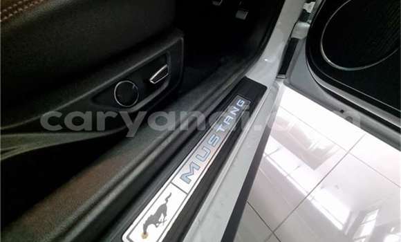 Acheter Occasion Voiture Ford Mustang Blanc à Livingstone, Zambie Acheter Occasion Voiture Ford Mustang Blanc à Livingstone, Zambie