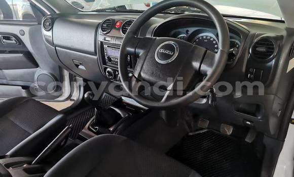 Acheter Occasion Voiture Isuzu KB Blanc à Livingstone, Zambie Acheter Occasion Voiture Isuzu KB Blanc à Livingstone, Zambie