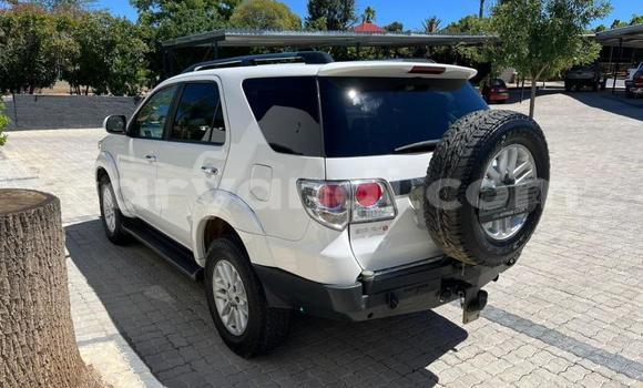 Nunua Ilio tumika Toyota Fortuner Nyeupe Gari ndani ya Livingstone nchini Zambia Nunua Ilio tumika Toyota Fortuner Nyeupe Gari ndani ya Livingstone nchini Zambia