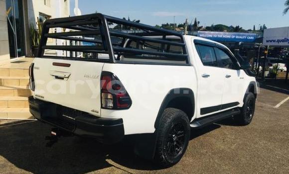 Nunua Ilio tumika Toyota Hilux Nyeupe Gari ndani ya Livingstone nchini Zambia Nunua Ilio tumika Toyota Hilux Nyeupe Gari ndani ya Livingstone nchini Zambia