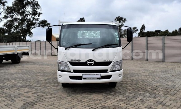 Buy Used Hino 300 Series White Truck in Livingstone in Zambia Buy Used Hino 300 Series White Truck in Livingstone in Zambia