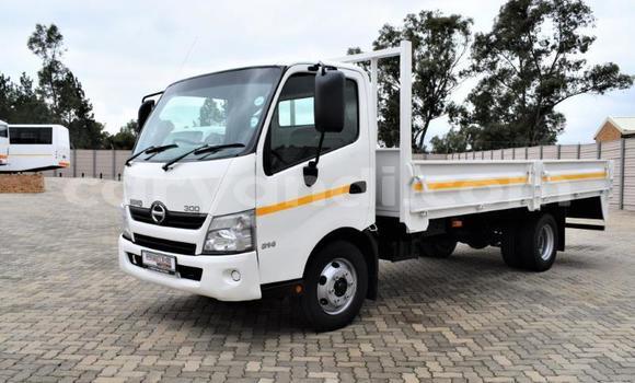 Buy Used Hino 300 Series White Truck in Livingstone in Zambia Buy Used Hino 300 Series White Truck in Livingstone in Zambia