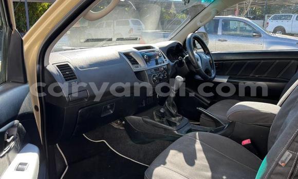 Nunua Ilio tumika Toyota Hilux Brown Gari ndani ya Limulunga nchini Magharibi Nunua Ilio tumika Toyota Hilux Brown Gari ndani ya Limulunga nchini Magharibi