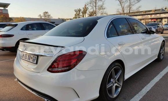 Acheter Occasion Voiture Mercedes-Benz C250 coupe Blanc à Chilanga, Lusaka Acheter Occasion Voiture Mercedes-Benz C250 coupe Blanc à Chilanga, Lusaka