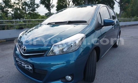 Acheter Occasion Voiture Toyota Yaris Bleu à Livingstone, Zambie