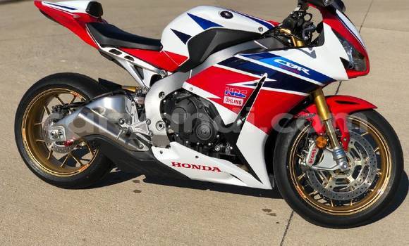 Acheter Neuf Moto Honda CBR 1000 RR Blanc à Chilanga, Lusaka Acheter Neuf Moto Honda CBR 1000 RR Blanc à Chilanga, Lusaka
