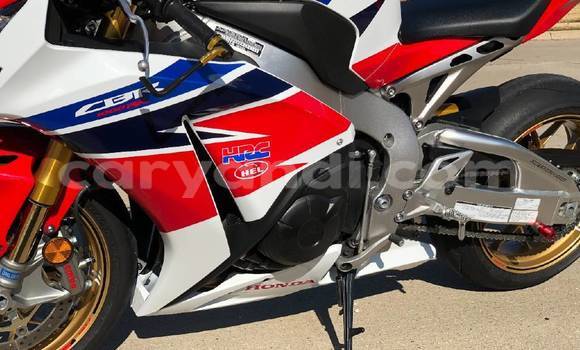 Acheter Neuf Moto Honda CBR 1000 RR Blanc à Chilanga, Lusaka Acheter Neuf Moto Honda CBR 1000 RR Blanc à Chilanga, Lusaka