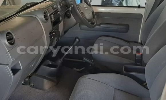 Acheter Occasion Voiture Toyota Land Cruiser Beige à Lusaka, Zambie Acheter Occasion Voiture Toyota Land Cruiser Beige à Lusaka, Zambie