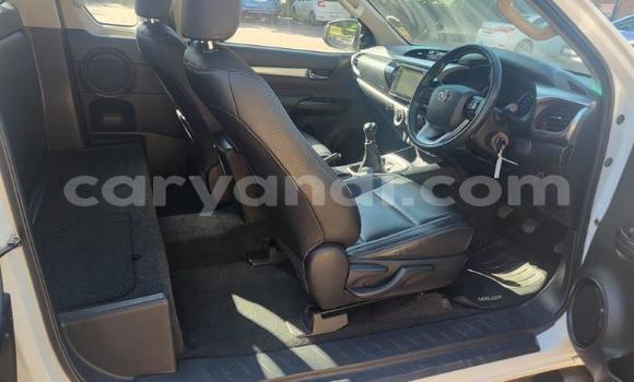 Acheter Occasion Voiture Toyota Hilux Blanc à Livingstone, Zambie Acheter Occasion Voiture Toyota Hilux Blanc à Livingstone, Zambie