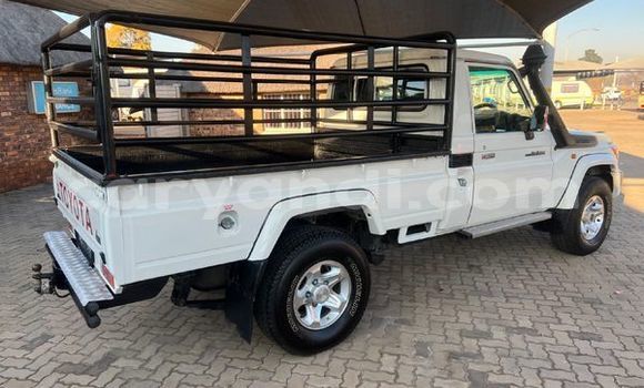 Buy Used Toyota Land Cruiser White Car in Livingstone in Zambia Buy Used Toyota Land Cruiser White Car in Livingstone in Zambia