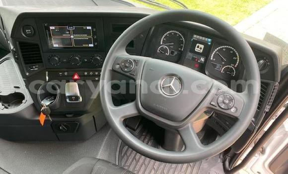 Acheter Occasion Utilitaire Mercedes–Benz Truck Blanc à Chingola, Zambie Acheter Occasion Utilitaire Mercedes–Benz Truck Blanc à Chingola, Zambie