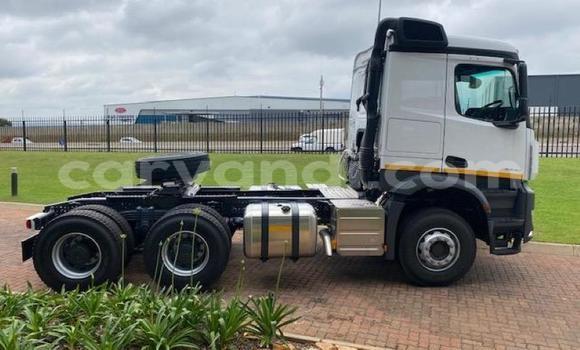 Acheter Occasion Utilitaire Mercedes–Benz Truck Blanc à Chingola, Zambie Acheter Occasion Utilitaire Mercedes–Benz Truck Blanc à Chingola, Zambie