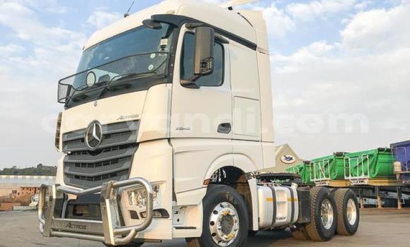 Nunua Ilio tumika Mercedes–Benz Arocs Nyeupe Lori ndani ya Livingstone nchini Zambia