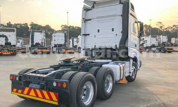 Acheter Occasion Utilitaire Mercedes–Benz Arocs Blanc à Livingstone, Zambie Acheter Occasion Utilitaire Mercedes–Benz Arocs Blanc à Livingstone, Zambie