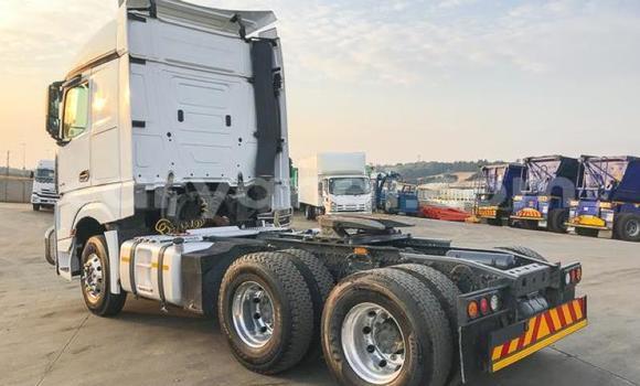 Acheter Occasion Utilitaire Mercedes–Benz Arocs Blanc à Livingstone, Zambie Acheter Occasion Utilitaire Mercedes–Benz Arocs Blanc à Livingstone, Zambie