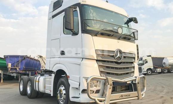 Acheter Occasion Utilitaire Mercedes–Benz Arocs Blanc à Livingstone, Zambie Acheter Occasion Utilitaire Mercedes–Benz Arocs Blanc à Livingstone, Zambie
