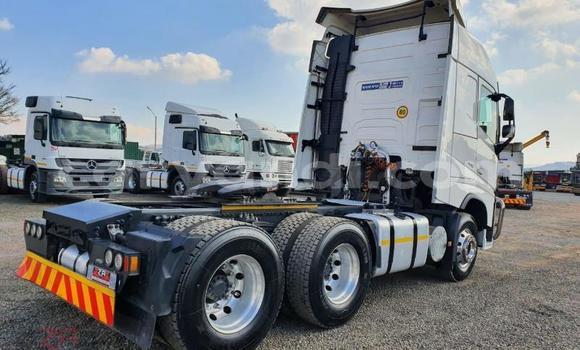 Acheter Occasion Utilitaire Volvo FL Blanc à Lusaka, Zambie Acheter Occasion Utilitaire Volvo FL Blanc à Lusaka, Zambie