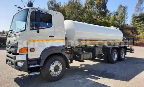 Acheter Occasion Utilitaire Hino 300 Series Blanc à Chingola, Zambie Acheter Occasion Utilitaire Hino 300 Series Blanc à Chingola, Zambie