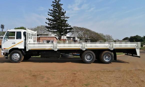 Acheter Occasion Utilitaire Nissan UD Blanc à Chingola, Zambie Acheter Occasion Utilitaire Nissan UD Blanc à Chingola, Zambie