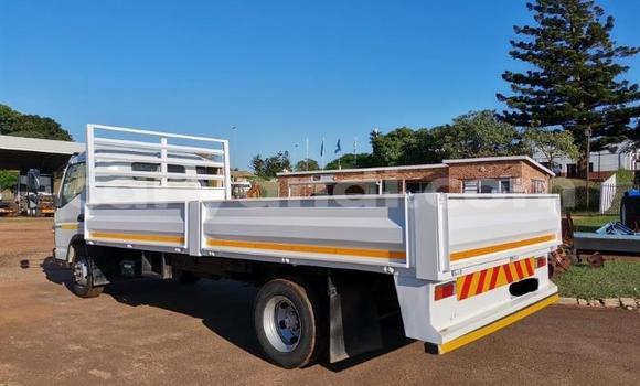 Acheter Occasion Utilitaire Mitsubishi Fuso Blanc à Kitwe, Zambie Acheter Occasion Utilitaire Mitsubishi Fuso Blanc à Kitwe, Zambie
