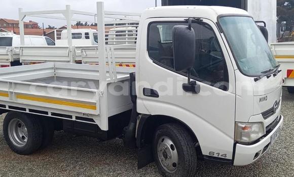 Acheter Occasion Utilitaire Hino 300 Series Blanc à Livingstone, Zambie Acheter Occasion Utilitaire Hino 300 Series Blanc à Livingstone, Zambie
