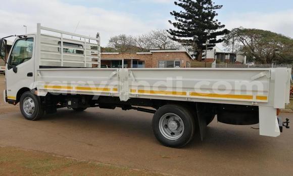 Acheter Occasion Utilitaire Hino 300 Series Blanc à Chingola, Zambie Acheter Occasion Utilitaire Hino 300 Series Blanc à Chingola, Zambie
