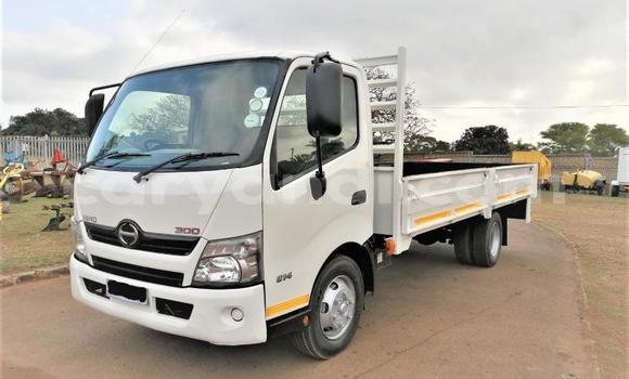 Acheter Occasion Utilitaire Hino 300 Series Blanc à Chingola, Zambie Acheter Occasion Utilitaire Hino 300 Series Blanc à Chingola, Zambie