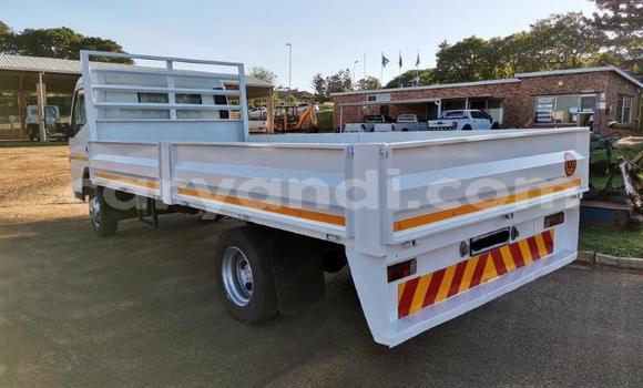 Acheter Occasion Utilitaire Mitsubishi Canter Blanc à Chingola, Zambie Acheter Occasion Utilitaire Mitsubishi Canter Blanc à Chingola, Zambie