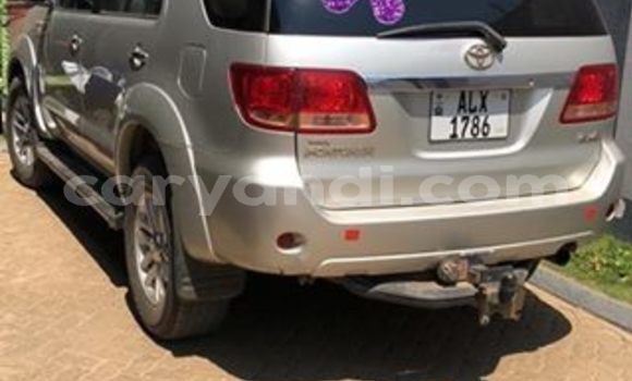 Nunua Ilio tumika Toyota Fortuner Fedha Gari ndani ya Lusaka nchini Zambia Nunua Ilio tumika Toyota Fortuner Fedha Gari ndani ya Lusaka nchini Zambia