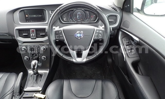 Acheter Occasion Voiture Volvo V40 Blanc à Livingstone, Zambie Acheter Occasion Voiture Volvo V40 Blanc à Livingstone, Zambie